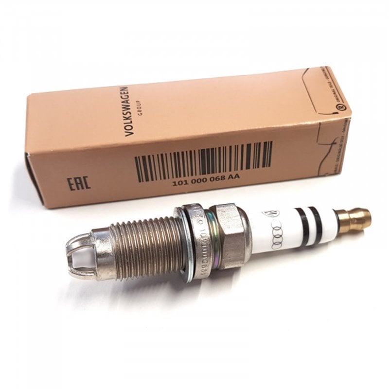 Bosch Buji 1,6 FSI Golf5 Jetta Passat A3 Leon 2004- - 101000068AA