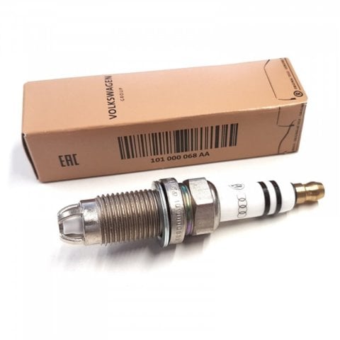 Bosch Buji 1,6 FSI Golf5 Jetta Passat A3 Leon 2004- - 101000068AA