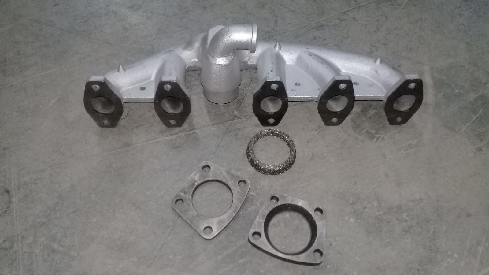 Egzost Manıfoldu + Yuzuk + Cıvata (Dokum) Vw T5 2 070253017A